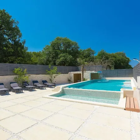 La By Interhome Willa Pula